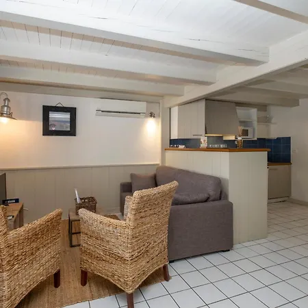 Les Minutias Village *