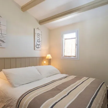 Les Minutias Village *