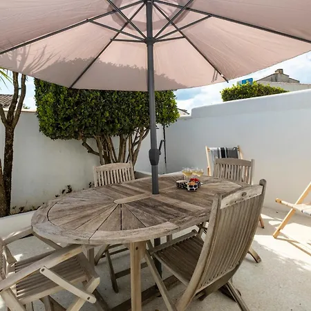 Les Minutias Village *