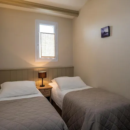 Les Minutias Village