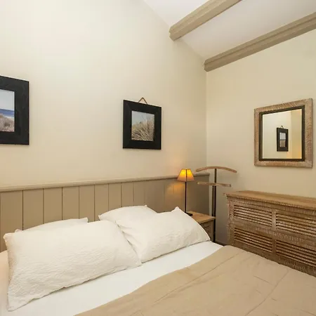 Les Minutias Village *