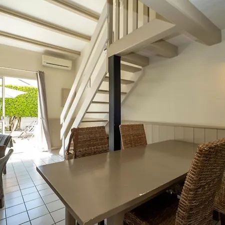 Les Minutias Village *