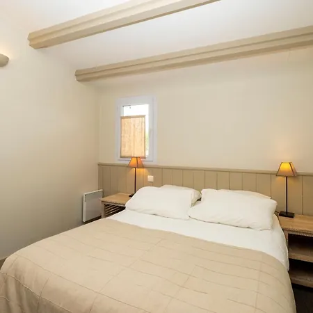 Les Minutias Village *