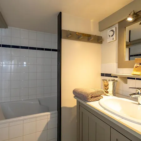 Les Minutias Village *