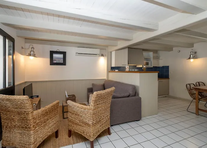 Les Minutias Village *