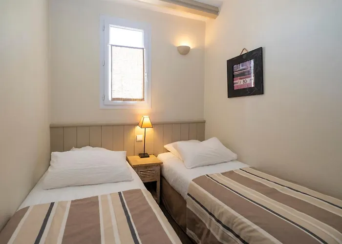 Les Minutias Village *