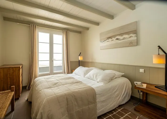 Les Minutias Village *