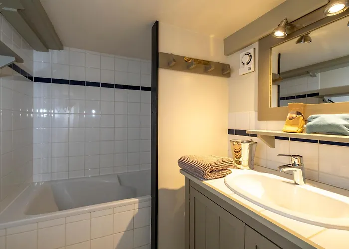 Les Minutias Village *