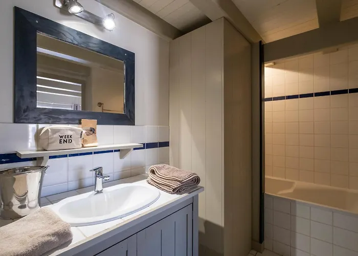 Les Minutias Village *